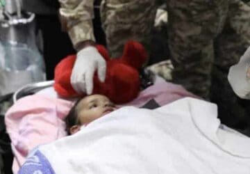 Jordanian armed forces helping to evacuate a Gazan to Jordan