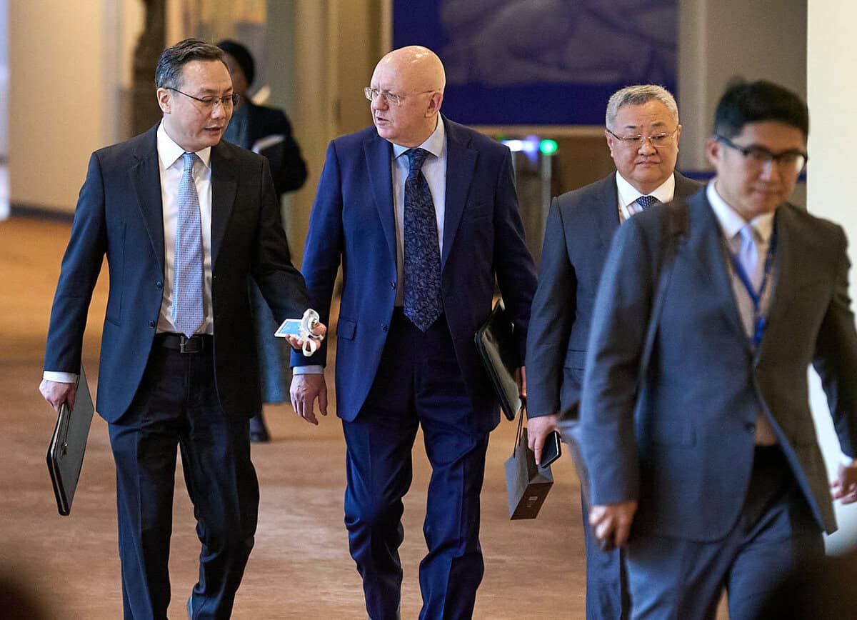 El embajador ruso ante la ONU, Vasily Nebenzya (en el centro). El embajador chino, Fu Cong, está a la derecha.