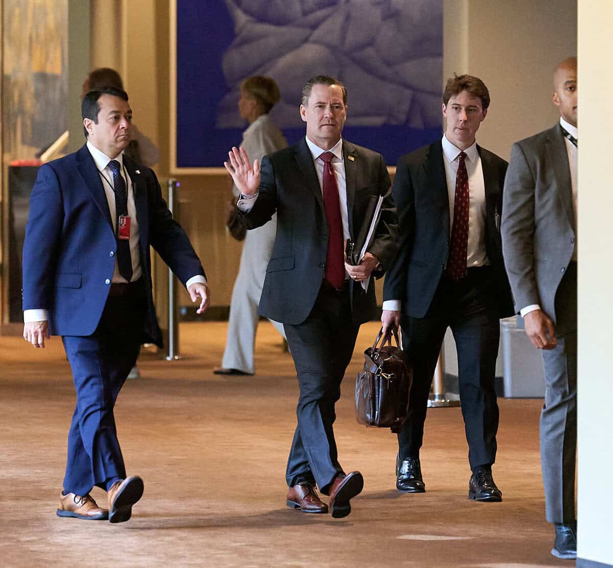 Mike Waltz, embajador de Estados Unidos ante la ONU, saluda a los periodistas.